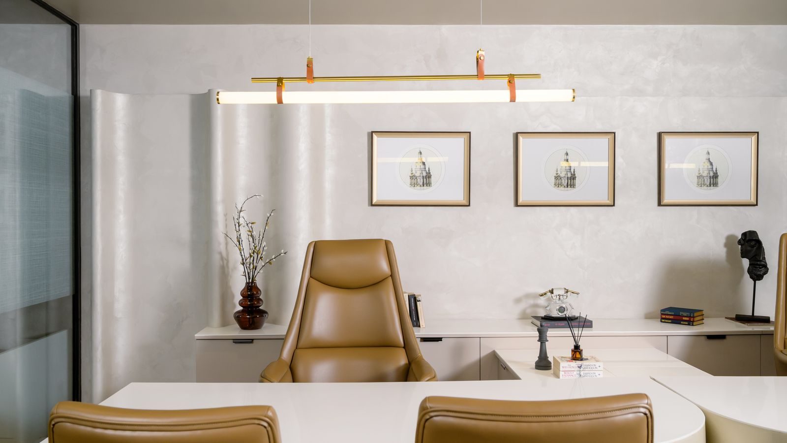Sala de reunião do escritório, poltronas de couro e iluminação suave